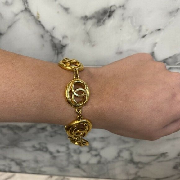 CHANEL Vintage 1983 Gold Plated Round Logo CC Brac - Picture 4 of 9